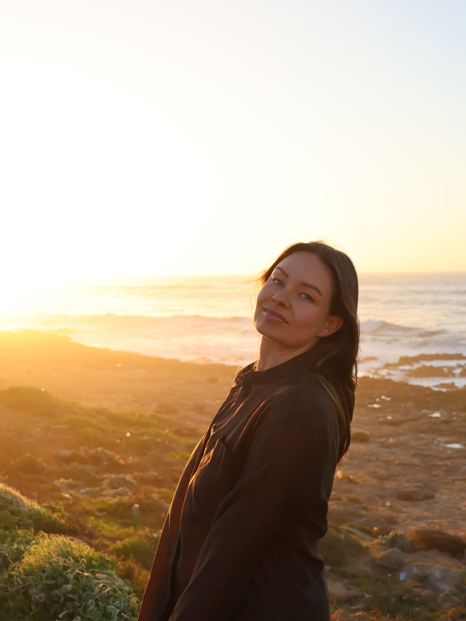 Lotte Boersma bij zonsondergang aan de kust